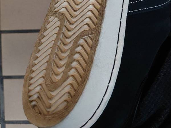 靴底からカチカチと音が鳴る…　足の裏を確認すると「１００点！」「最高すぎる」