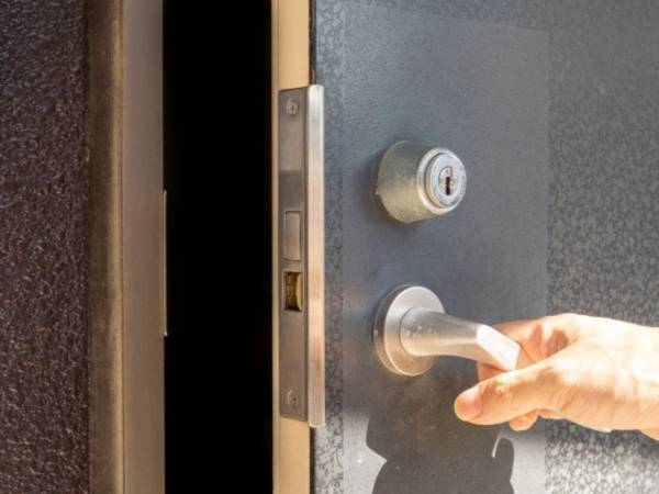 ドアノブを触ったらパチッ！　冬の静電気対策に「気を付けてみる」「今日からやる」