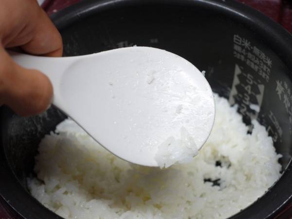 しゃもじにくっ付く米、どうにかならない？　方法に「それで濡らすだけとは」