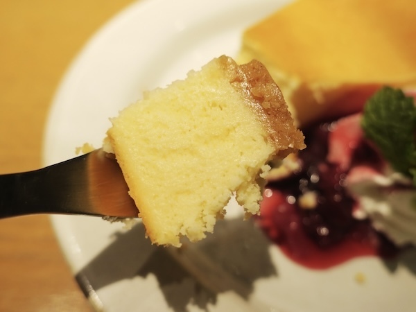 「フォークですくう」のはNGだった！？　ケーキを食べる時の正しいマナーに「びっくり」