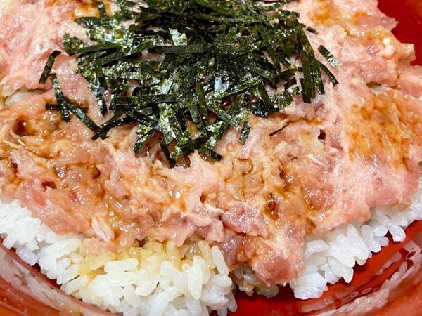 ネギトロ丼のご飯に『アレ』をかけるだけ！？　「全然おいしさが変わる」裏技が…