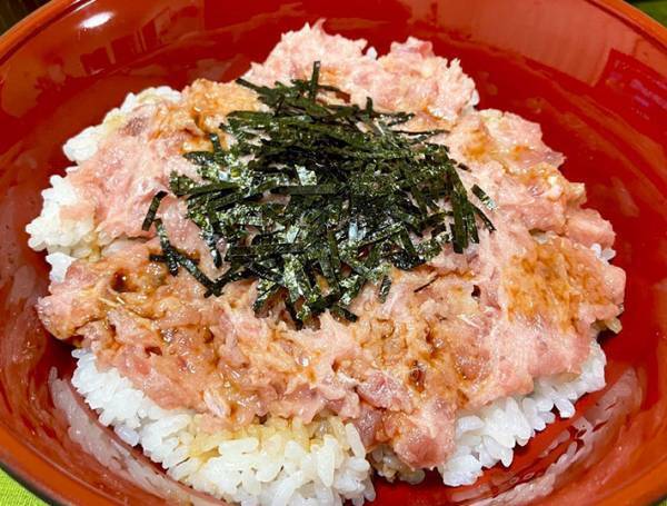 ネギトロ丼のご飯に『アレ』をかけるだけ！？　「全然おいしさが変わる」裏技が…