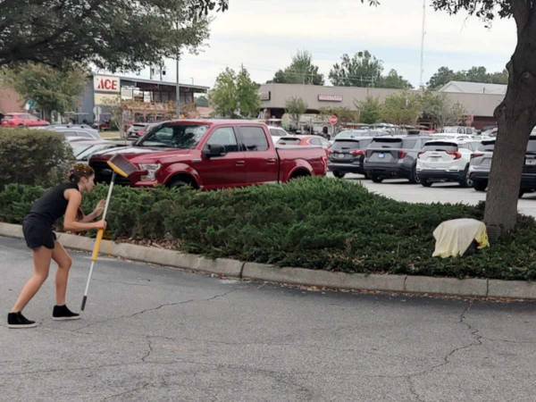 書店の前に現れた『赤ちゃん』　優しい女性が捕まえようとすると…？