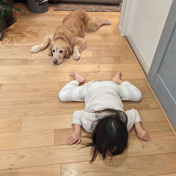 どっちが真似したの…？　愛犬と娘のシンクロ姿に注目！
