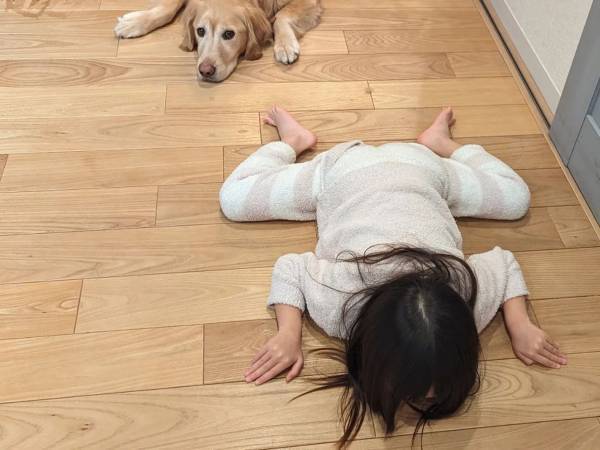 どっちが真似したの…？　愛犬と娘のシンクロ姿に注目！