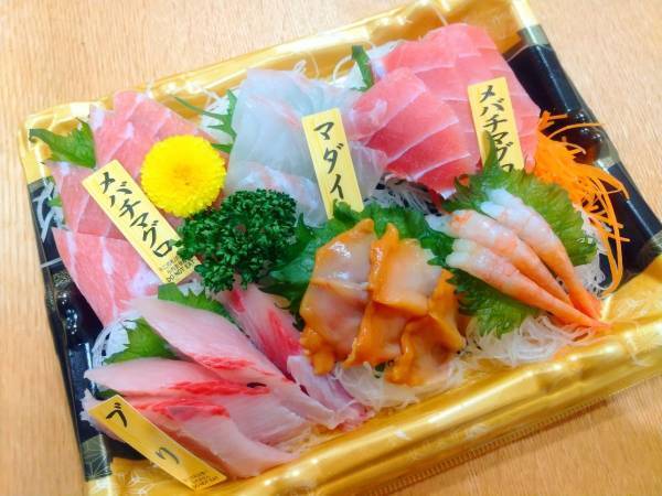 パックの刺身、手早く皿に移し替えるには？　方法に「コレなら簡単」「確かに早い」