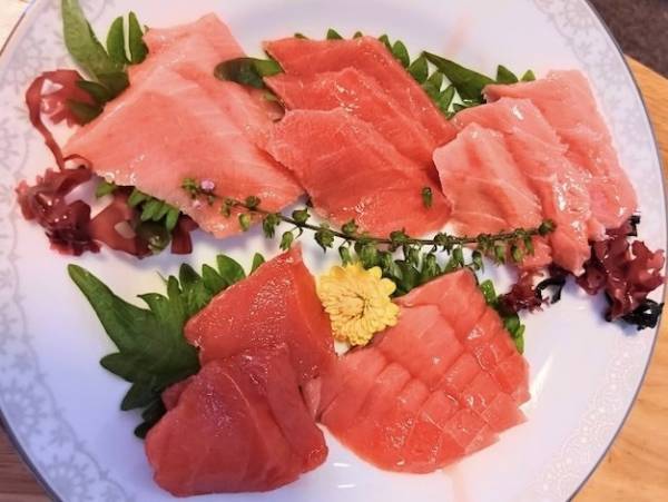 パックの刺身、手早く皿に移し替えるには？　方法に「コレなら簡単」「確かに早い」