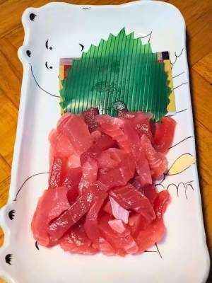 パックの刺身、手早く皿に移し替えるには？　方法に「コレなら簡単」「確かに早い」