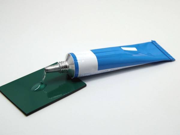 手に付いた瞬間接着剤、どうはがす？　セメダインの情報に「そんな対処法が…」