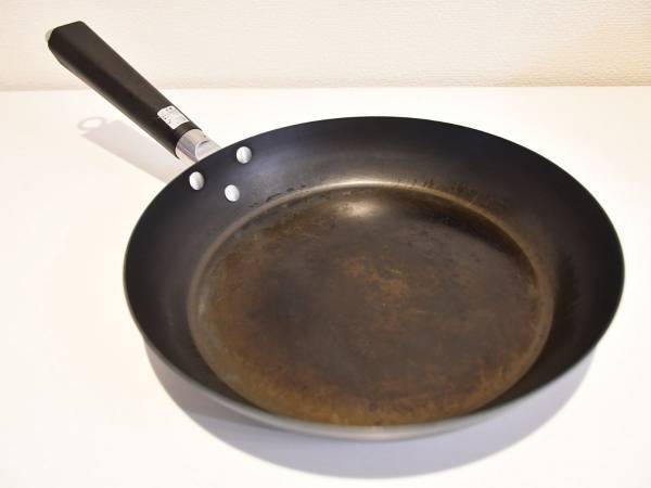 フライパンの焦げ落とし、正しい手順は？　バーミキュラの情報に「悩みが解決」