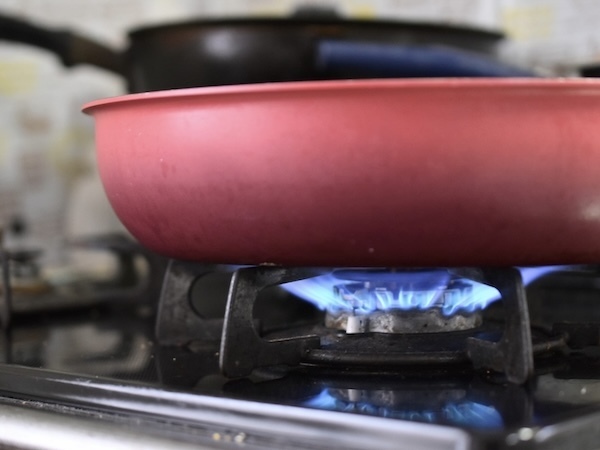 フライパンの焦げ落とし、正しい手順は？　バーミキュラの情報に「悩みが解決」