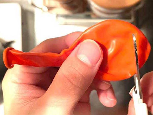 風船の両端を切って…？　意外な使い道に「大惨事を防げそう！」