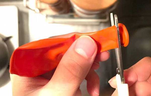 風船の両端を切って…？　意外な使い道に「大惨事を防げそう！」