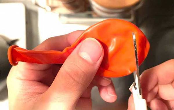 風船の両端を切って…？　意外な使い道に「大惨事を防げそう！」