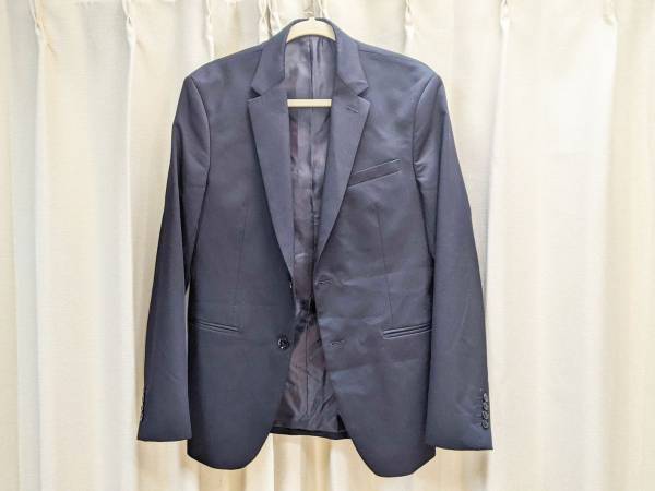 スーツのボタン、座っている時は外す？　留める？　専門店の解説に「早く知りたかった…」