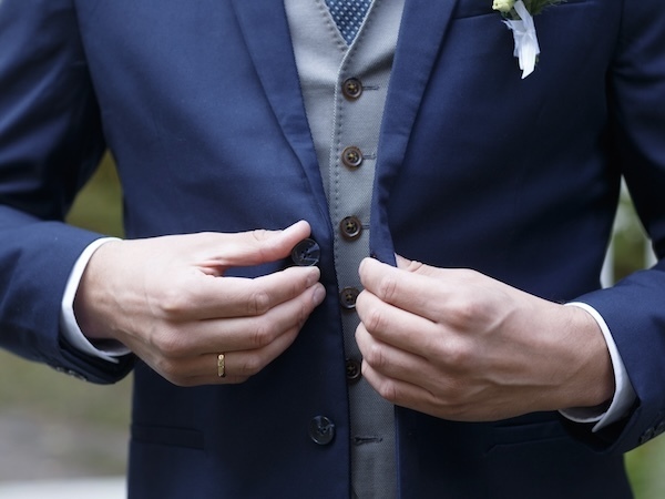 スーツのボタン、座っている時は外す？　留める？　専門店の解説に「早く知りたかった…」