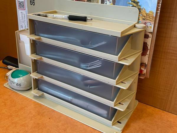 『サイゼ』の食器棚を見ると…「それにしか見えん」「完全に一致」