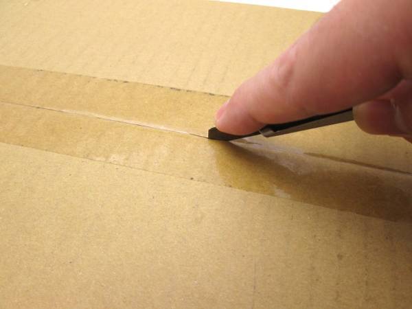 宅配便の箱、カッターを使わずに開けるには？　方法に「納得」「盲点でした」