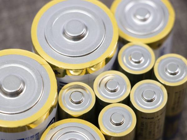 アルカリ乾電池とマンガン乾電池はここが違う！　それぞれに適した使い方に「知りませんでした」