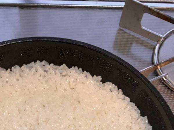 フライパンで作るふっくらご飯　方法に「知らなかった」「炊飯器よりおいしい」