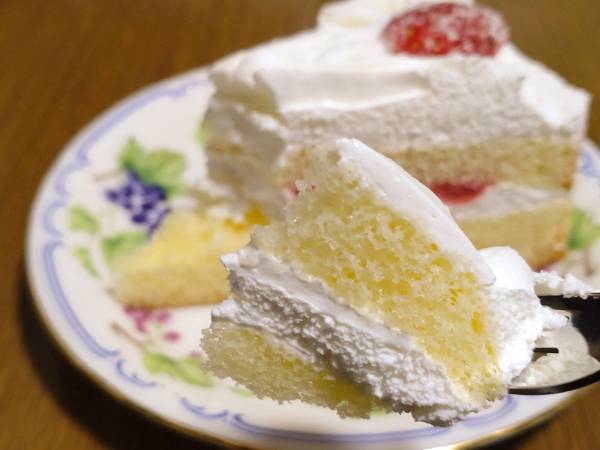 イチゴのショートケーキは『勢いよく縦に』　シャトレーゼが教える食べ方に「腹落ち」