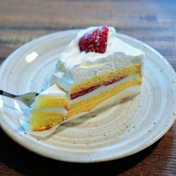 イチゴのショートケーキは『勢いよく縦に』　シャトレーゼが教える食べ方に「腹落ち」