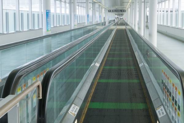 「動く歩道に乗るなら…」　エレベーター協会のお願いに「あぶな」「絶対ダメ」