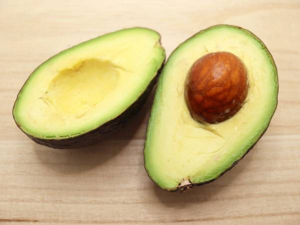 アボカドの保存はカットしてから？　それとも丸ごと？　結果に「意外でした」
