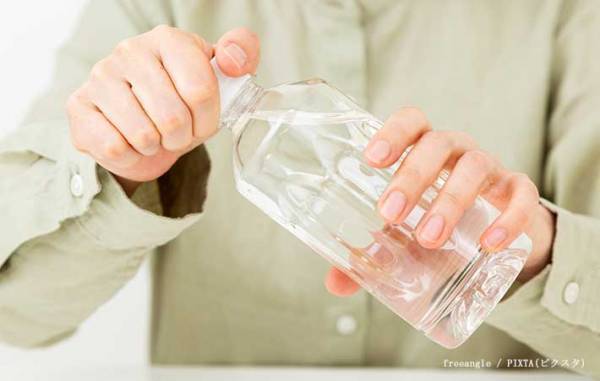 賞味期限切れのミネラルウォーター、飲んでもいい？　企業の回答に「そうなんだ」