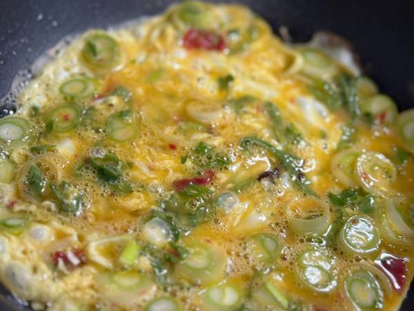 納豆と卵で作るお手軽な一品！　あまりのおいしさに「まじでぶっ飛ぶ」