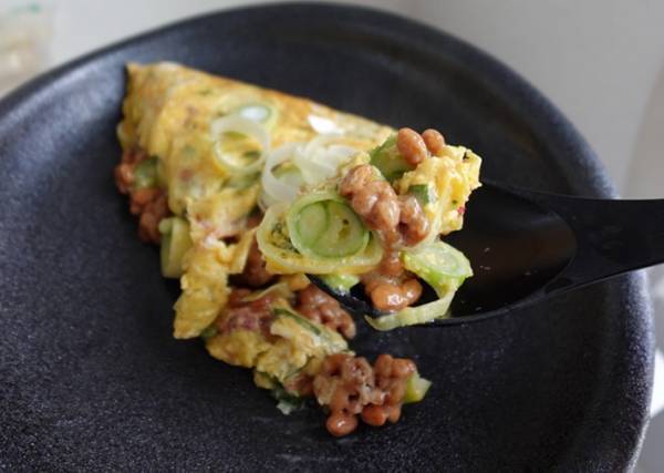 納豆と卵で作るお手軽な一品！　あまりのおいしさに「まじでぶっ飛ぶ」