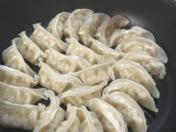 作りすぎた餃子、保存は焼く前？　焼いた後？　解説に「そうだったとは！」