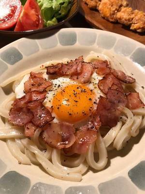 ベーコンエッグに合う！　冷凍うどんの食べ方に「簡単でおいしい」「やってみよう」