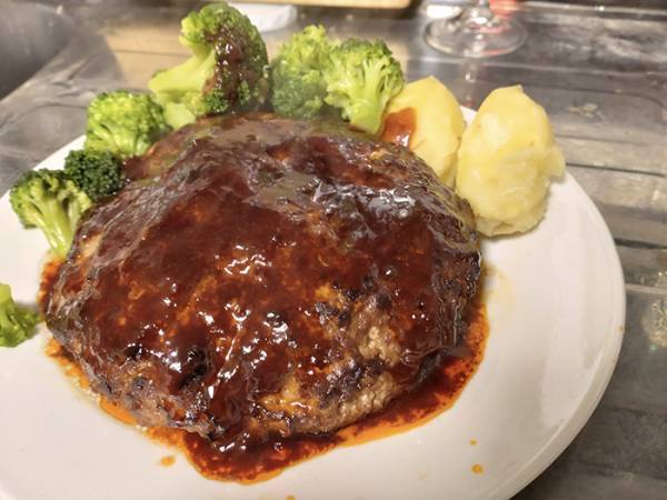 自炊で作った『アホみたいな料理』　完成写真に「これは優勝」「俺もやる！」