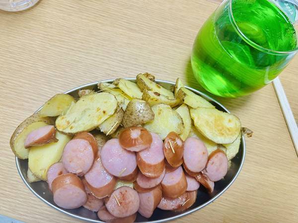 自炊料理に「天才の所業か？」　皿を見ると…「こういうのでいいんだよ」