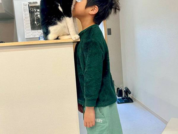 小学生の行動に羨む声！　朝、起きて一番に行ったところが？　「憧れの生活」「いいな～」