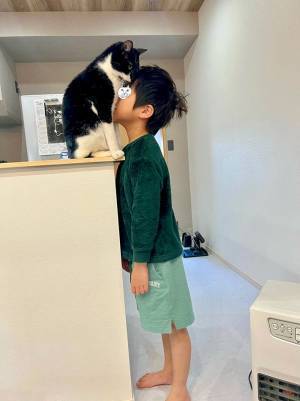 小学生の行動に羨む声！　朝、起きて一番に行ったところが？　「憧れの生活」「いいな～」