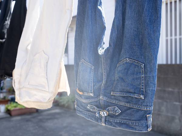 シワにならないズボンの干し方はコレ　「そっちが上か」「ハッとした」