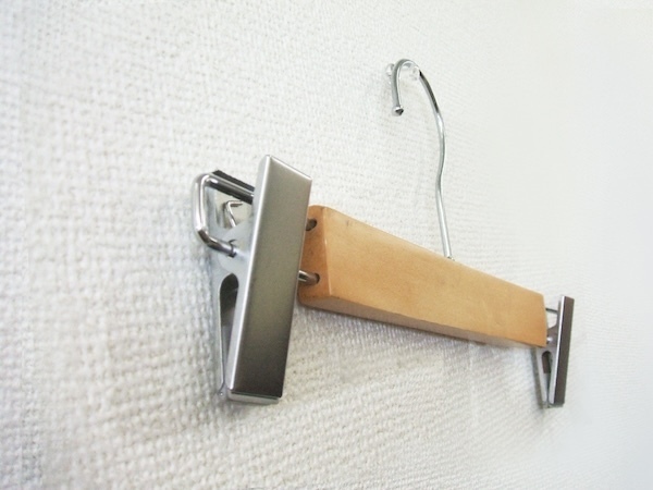 シワにならないズボンの干し方はコレ　「そっちが上か」「ハッとした」