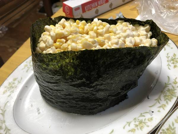 自炊で作ったマヨコーン軍艦　よく見ると…「目を疑った」「なん…だと…」