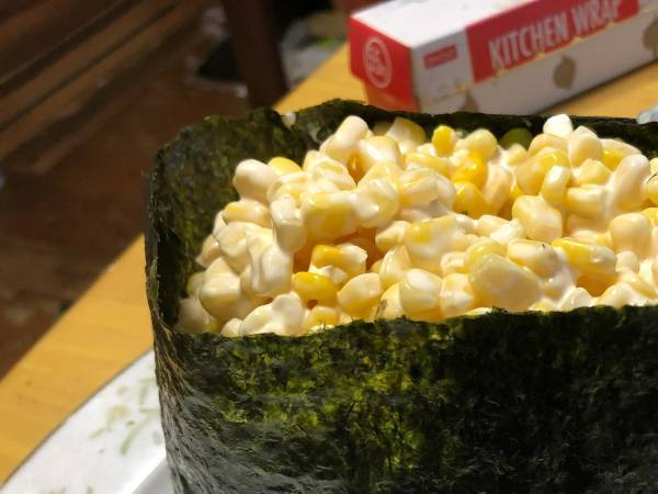 自炊で作ったマヨコーン軍艦　よく見ると…「目を疑った」「なん…だと…」