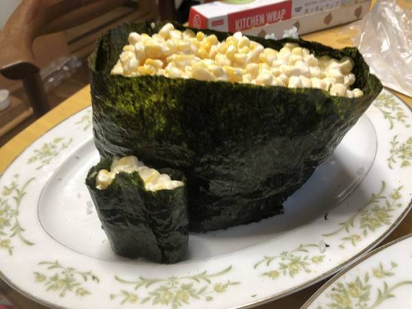 自炊で作ったマヨコーン軍艦　よく見ると…「目を疑った」「なん…だと…」