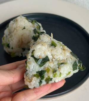 小松菜はこう食べる！　思わずハマる混ぜご飯に「激ウマ」「すぐ試す」