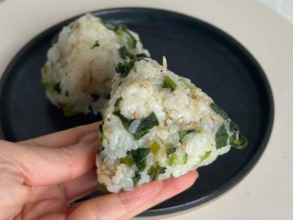 小松菜はこう食べる！　思わずハマる混ぜご飯に「激ウマ」「すぐ試す」