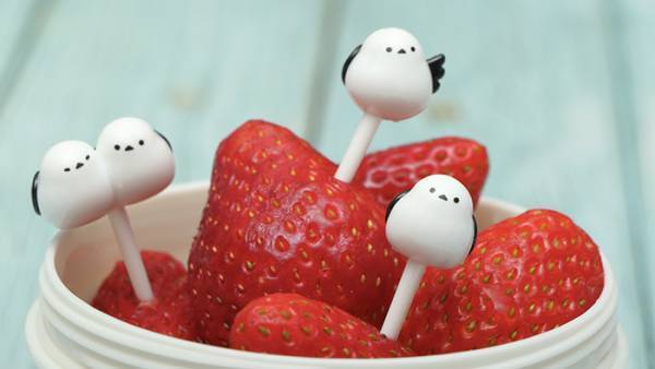 「明日セリア行ってくる」　イチゴに刺さったモノに「これは買い」「知らなかった！」