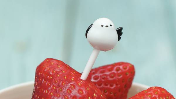 「明日セリア行ってくる」　イチゴに刺さったモノに「これは買い」「知らなかった！」