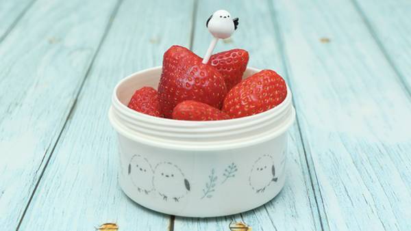 「明日セリア行ってくる」　イチゴに刺さったモノに「これは買い」「知らなかった！」