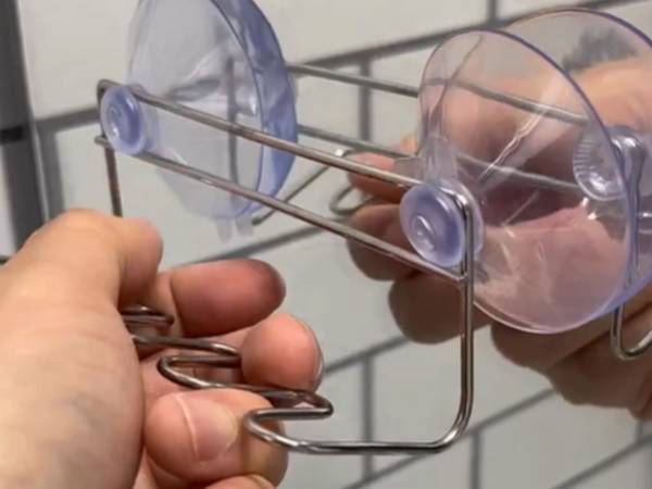 簡単すぎて笑っちゃう！　歯ブラシ用『浮かせるホルダー』、汚れなくする方法は？