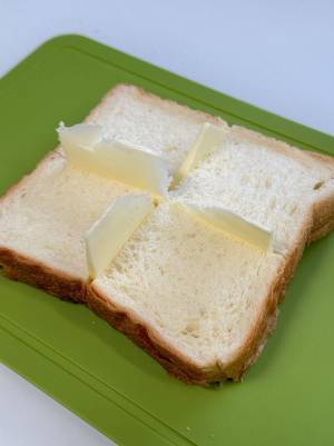 トーストにこんな作り方が！　バターの置き場所で『店の味』に大変身