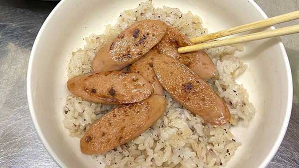 安い魚肉ソーセージを現役シェフが『最高』に　背徳感あふれる丼レシピ
